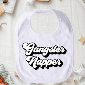 ギャングスター ナッパー ビブ、面白いベビービブ、かわいいベビービブ、吸収性幼児用ビブ、ベビーシャワーギフト、ユニセックス ベビービブ、お昼寝ベビーギフト