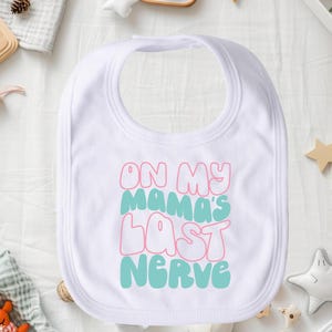 On My Mama' Last Nerve ビブ、面白いベビービブ、かわいい幼児用ビブ、吸収性ベビービブ、ベビーシャワーギフト、ユニセックスベビービブ、面白い幼児用ビブ