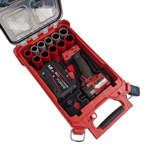Peut inclure: Une mallette à outils rouge avec un couvercle transparent, contenant une clé à chocs noire et rouge, une batterie et plusieurs douilles. La mallette a une poignée noire et des loquets métalliques. La batterie indique "12.0". Le couvercle indique "Milwaukee PACKOUT".