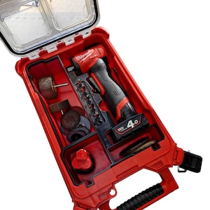 Peut inclure: Mallette à outils rouge et noire avec un couvercle transparent. Le kit contient une perceuse rouge et noire, divers forets et autres accessoires. Le kit est étiqueté "Milwaukee FUEL" et "4.0".