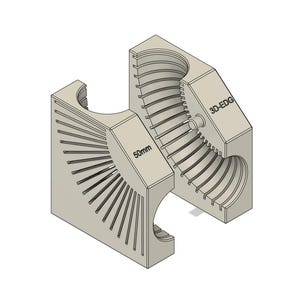 Puede incluir: Un molde impreso en 3D para crear una curva de tubería de 50 mm de diámetro. El molde está hecho de dos partes, cada una con una serie de ranuras que crean la curva en la tubería. El molde está etiquetado como "3D-EDG".