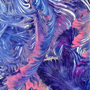 Puede incluir: Pintura abstracta con patrones en espiral en tonos de azul, morado, rosa y blanco. La pintura tiene una apariencia texturizada y brillante.