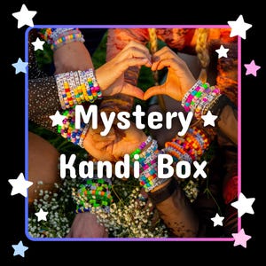 Könnte beinhalten: Eine Sammlung bunter Kunststoffperlenarmbänder mit Buchstabenanhängern, die den Text Mystery Kandi Box tragen. Die Armbänder sind in mehreren Reihen an Handgelenken gestapelt und zeigen leuchtende Primärfarben, Neonfarben und verschiedene Buchstabenbotschaften.