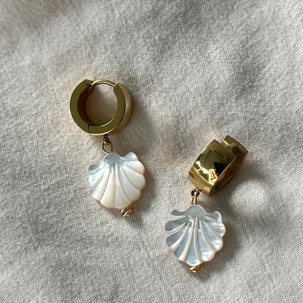 Pearl Gold Huggie Hoops, Shell Hoop Earrings, Beach Bridal Earrings, Minimalist Gold Earrings, Mother of Pearl Earrings, Coastal Earrings
