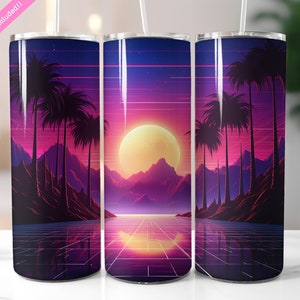 Puede incluir: Tres vasos de acero inoxidable con un diseño de puesta de sol retro. El diseño presenta palmeras, montañas y un gran sol con un reflejo en el agua. Los vasos son un degradado de rosa, morado y azul.
