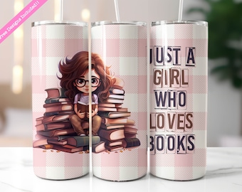 Peut inclure: Gobelet en acier inoxydable avec une illustration de dessin animé d'une fille lisant un livre sur une pile de livres. Le gobelet présente un motif vichy rose et blanc et le texte "Just a Girl Who Loves Books".