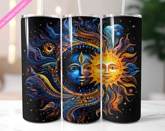 Puede incluir: Tres vasos de acero inoxidable con un diseño colorido de un sol y una luna con detalles intrincados. El diseño presenta una luna azul con una cara y un sol amarillo con una cara. El fondo es negro con estrellas.