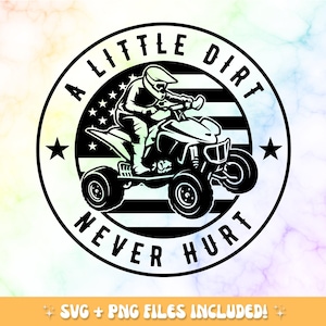 Pode incluir: Design gráfico em preto e branco de um quad com um condutor. O design está em um círculo com o texto "A Little Dirt Never Hurt" ao redor do exterior. O quad está dirigindo sobre um design listrado que se assemelha a uma bandeira americana.