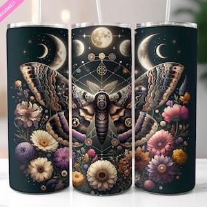 Puede incluir: Tres vasos aislados con un fondo verde oscuro. Cada vaso presenta una ilustración detallada de una polilla con elementos florales y celestiales. El diseño incluye lunas, estrellas y varias flores en tonos rosa, morado y amarillo.