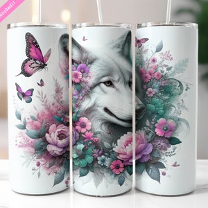 Pode incluir: Um lobo branco com flores rosa e verdes ao redor da cabeça. O lobo está olhando para a direita. Há borboletas no fundo.