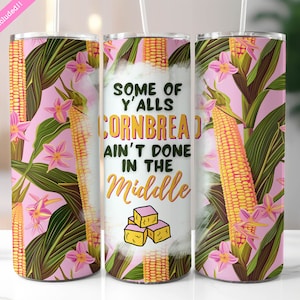 Peut inclure: Un gobelet rose et vert avec un motif de pain de maïs et le texte "Some of y'alls cornbread ain't done in the middle".