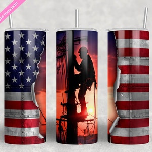 Könnte beinhalten: Drei Edelstahlbecher mit einem Design, das eine Silhouette eines Arbeiters auf einer Stromleitung vor einem Sonnenuntergang zeigt. Das Design ist teilweise von einer abgenutzten amerikanischen Flagge verdeckt.