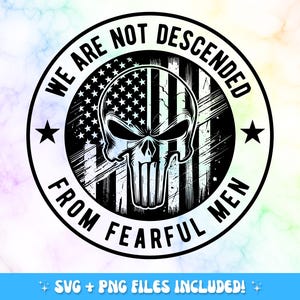 Puede incluir: Diseño gráfico en blanco y negro con una calavera y huesos cruzados en el centro. La calavera lleva un casco y el diseño está rodeado de un círculo con el texto "We are not descended from fearful men".