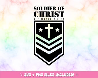 Puede incluir: Diseño gráfico en blanco y negro de una insignia de rango militar con una cruz y estrellas. El texto "SOLDIER OF CHRIST 2 TIMOTHY 2:3-19" está por encima de la insignia.