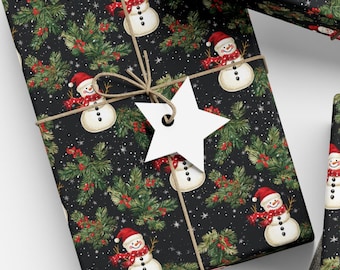 Op de afbeelding: Verpakt cadeau met een feestelijk sneeuwpop- en groenblijvend patroon op zwart cadeaupapier. Het cadeau is vastgebonden met touw en een wit stervormig label. Het ontwerp omvat sneeuwpoppen met rode hoeden en sjaals, met rode bessen.
