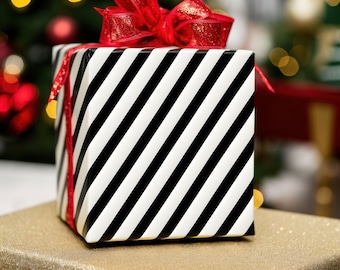 Papel de regalo ecológico con rayas diagonales blancas y negras, ideal para envolver regalos de Navidad o como regalo elegante.