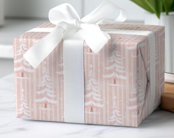 Rosa Geschenkpapier verschneite Weihnachtsbäume