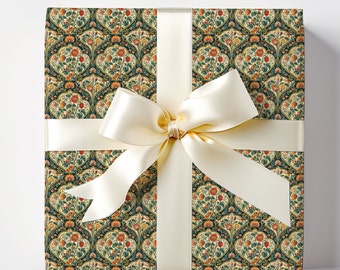 Puede incluir: Una caja de regalo envuelta en papel estampado verde y dorado con una cinta de satén blanca atada en un lazo.