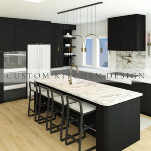 Peut inclure: Un intérieur de cuisine avec des armoires noir mat, un îlot à dessus en marbre blanc avec quatre tabourets de bar noirs et un robinet en laiton. L'espace comprend un réfrigérateur blanc, un four double et un luminaire suspendu avec le texte CUSTOM KITCHEN DESIGN.