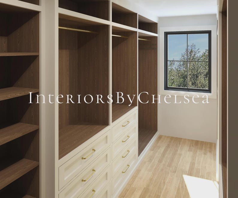 Puede incluir: Un vestidor con armarios blancos con herrajes dorados, estantes interiores de madera oscura y barras para colgar. La unidad incluye varios cajones y secciones de almacenamiento abiertas. Una ventana con marco negro es visible al fondo. Texto: InteriorsByChelsea.
