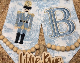 Blauer Toile Weihnachtsnussknacker bestickter Kranz-Schärpe, Vintage Feiertagsdekor