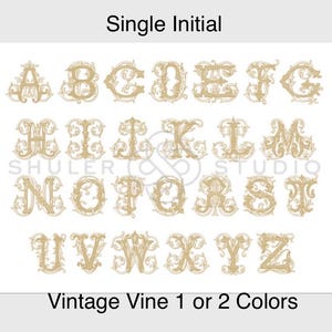 K&ouml;nnte beinhalten: Eine Sammlung von sechsundzwanzig beigefarbenen Buchstaben von A bis Z, jeder mit einem verzierten, rankenartigen Design. Der Text "Single Initial" steht oben, "Vintage Vine 1 or 2 Colors" unten, mit "SHULER STUDIO" in der Mitte.