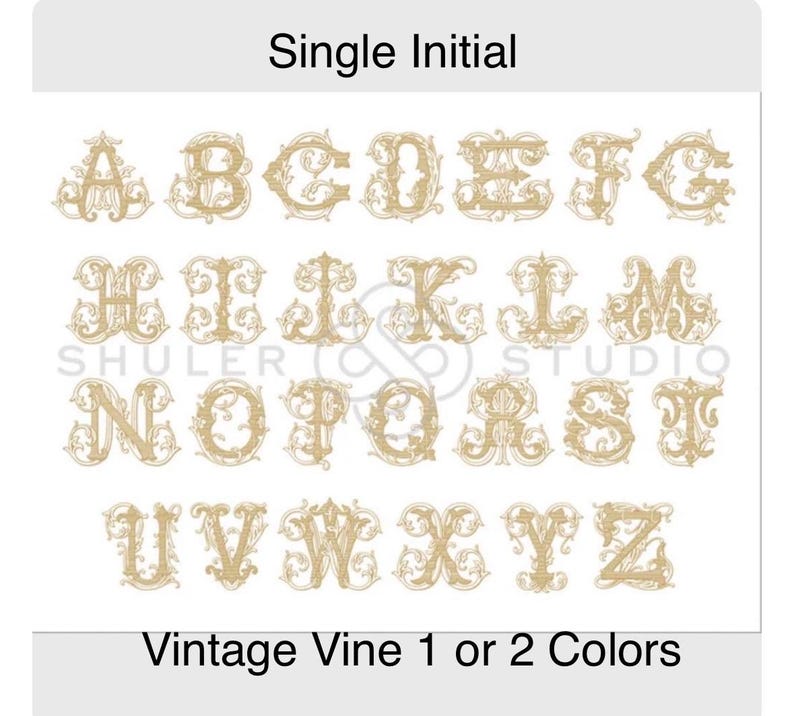K&ouml;nnte beinhalten: Eine Sammlung von sechsundzwanzig beigefarbenen Buchstaben von A bis Z, jeder mit einem verzierten, rankenartigen Design. Der Text "Single Initial" steht oben, "Vintage Vine 1 or 2 Colors" unten, mit "SHULER STUDIO" in der Mitte.
