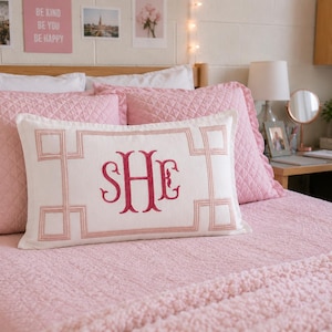 Funda de almohada con monograma bordado: ribete griego, ideal para decorar habitaciones de residencia estudiantil (50 x 30 cm)