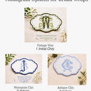 K&ouml;nnte beinhalten: Drei bestickte Stoffaufn&auml;her mit gewelltem Rand zeigen Monogramm-Optionen f&uuml;r Braut-&Uuml;berw&uuml;rfe. Der obere Aufn&auml;her zeigt ein gr&uuml;nes Ranken-Monogramm mit dem Text Vintage Vine Moss Green and Fresh Green. Die unteren Aufn&auml;her zeigen blaue Monogramme mit dem Text Monogram Chic Font in Prussian Blue and True Light Blue, Monogram Chic 2 Initials und Antique Chic 2 Initials.