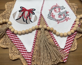 パーソナライズされたフットボールリースサッシュ：チームカラーの刺繍入りドア装飾