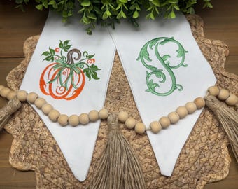 Sjerp met monogram pompoenkrans: herfstdeurdecor
