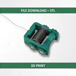 Op de afbeelding: Een groene 3D-geprinte spoelhouder met een zwart-grijs koord gewikkeld rond een paarse spoel. De tekst "FILE DOWNLOAD - STL" en "3D PRINT" worden weergegeven in groene balken.