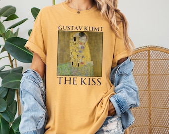 Comfort Colors® Gustav Klimt The Kiss Shirt, Famous Painting Shirt, Gift for Art Lover, Vintage Aesthetic Painting T-Shirt, Gift for Artist