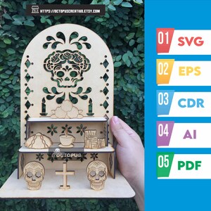 Può includere: Un altare in legno del Giorno dei Morti con un disegno a teschio, una croce ed elementi decorativi. L'altare ha due ripiani con cibo in miniatura e statuette a forma di teschio. L'immagine include anche un elenco di formati di file: SVG, EPS, CDR, AI e PDF.