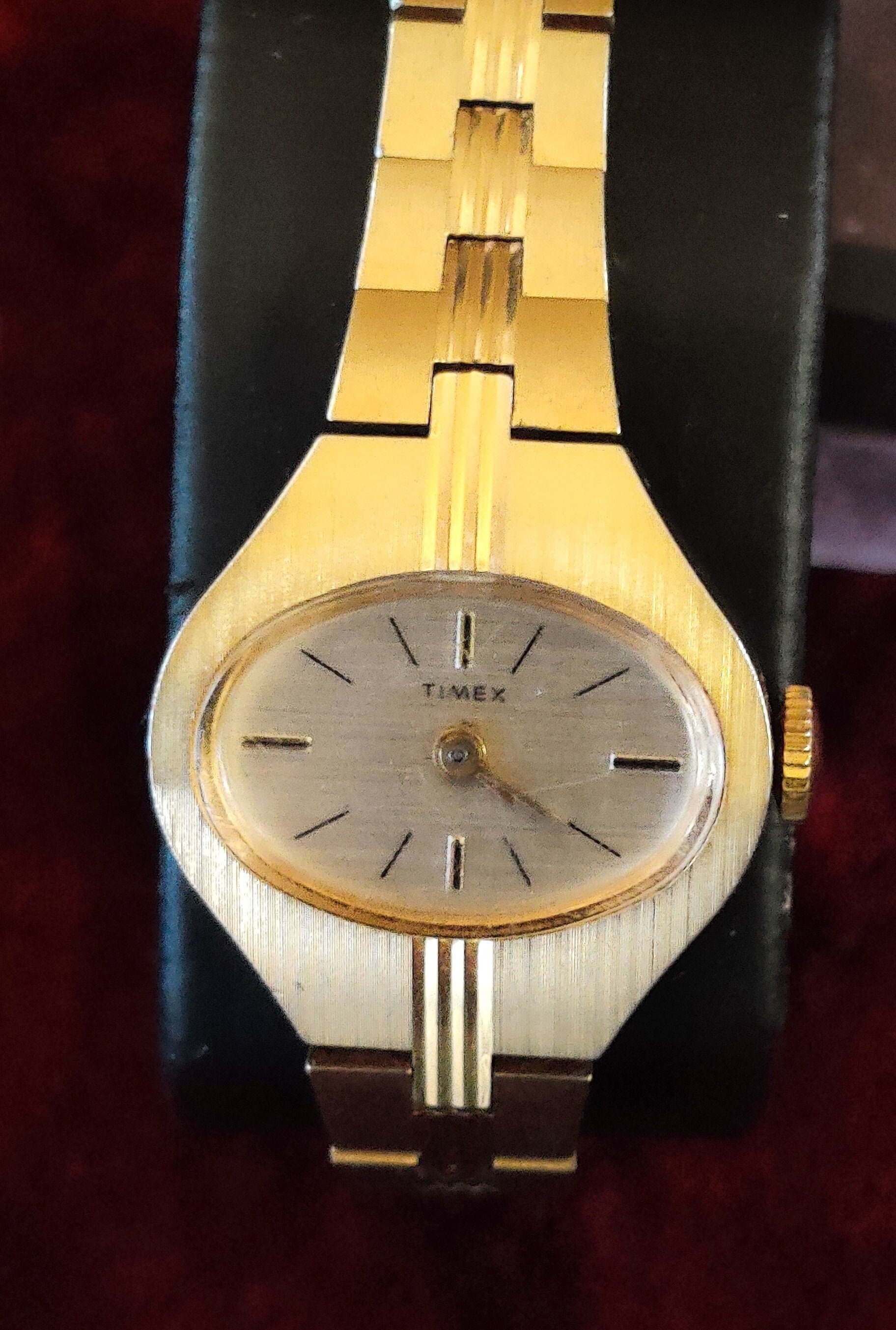 Vintage Timex N Cell Oval Watch Gold Womens Minimalist Classic Analog Timepiece Vintage Ladies Timex Watch - Elegant Gold-tone Oval Face  main image 4