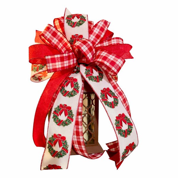 Lazo navideño hecho a mano: cinta de cuadros rojos y guirnalda navideña