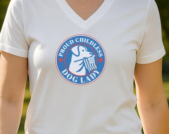 Camiseta patriótica para perros, orgullosa mujer sin hijos, cuello en V, camiseta para perros del 4 de julio, camiseta patriótica sin hijos, atuendo para el Día de la Independencia de los amantes de las mascotas.