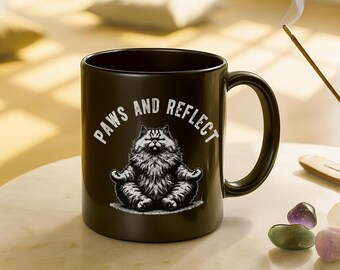 Taza de Gato "Patas y Reflexión" - Taza de Café Zen con Gato Esponjoso, Regalo Divertido para Amantes de los Gatos, Taza de Gato Meditativo, Humor Consciente para Mascotas