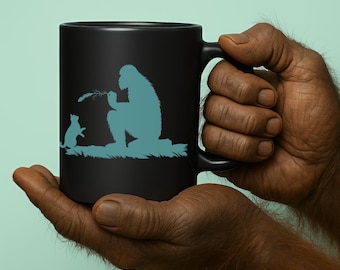 Taza de Pie Grande y Gato: Divertida silueta de Pie Grande, Taza de Café Negra para Amantes de los Críptidos y los Gatos, Regalo de Criatura Mítica