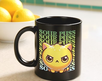 Taza Kawaii de Gato Limón – Taza de Café con Gato Agrio, Regalo Adorable para Amantes de los Gatos, Arte Felino con Frutas Divertidas, Taza de Cerámica Negra