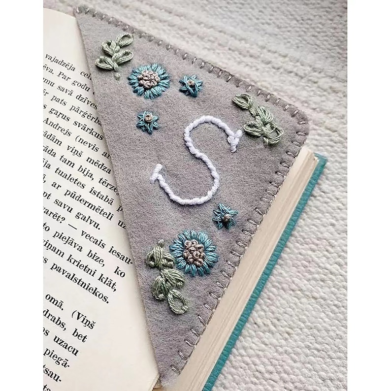 Personalized Hand Embroidered Felt Backing Corner Bookmark 26 Letters and 4 Seasons Felt Triangle Page Stitched Corner Bookmark Winter