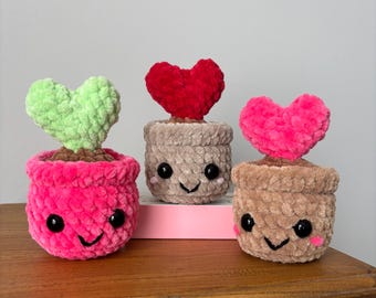 Mini crochet heart plants in a pot, Plant lover gift, Desk decor, Hoya kerrii