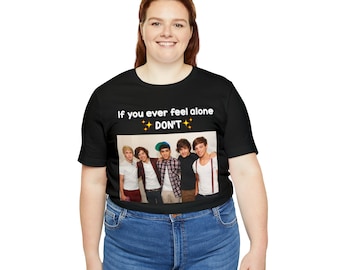 Peut inclure: T-shirt noir avec un motif blanc qui dit "Si tu te sens jamais seul NE PAS" avec une photo de cinq hommes dans un groupe.