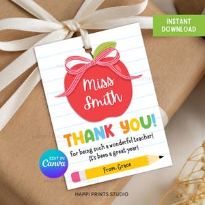 Puede incluir: Una etiqueta de regalo con un diseño de manzana roja y el texto "Miss Smith". La etiqueta dice "THANK YOU!" en letras coloridas, con el mensaje "for being such a wonderful teacher! It's been a great year!" y "From. Grace".