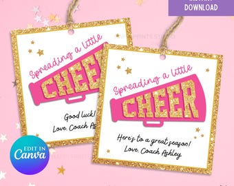 Könnte beinhalten: Zwei quadratische Geschenkanhänger mit goldglitzernden Rändern und einem pinkfarbenen Megaphon-Design mit dem Wort "CHEER". Die Anhänger tragen die Aufschrift "Spreading a little CHEER" und enthalten Text von "Coach Ashley".