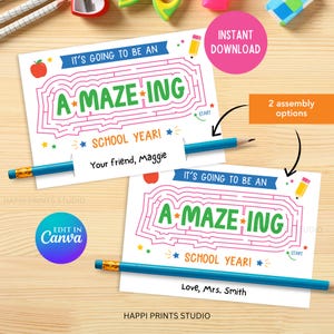 Könnte beinhalten: Zwei weiße Karten mit einem Labyrinth-Design und dem Text "A-MAZE-ING SCHOOL YEAR!". Auf einer Karte steht "Your friend, Maggie", auf der anderen "Love, Mrs. Smith". Blaue Bleistifte liegen auf den Karten.