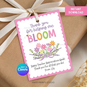 Può includere: Un biglietto regalo rosa con un bordo smerlato e le parole "Thank you for helping me BLOOM" in lettere colorate. Sono presenti anche un bouquet di fiori e un'ape. Il biglietto recita "Happy Teacher Appreciation Week! Thank you for all that you do! From. Lily."