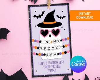 Puede incluir: Etiqueta de Halloween imprimible con un fantasma que lleva un sombrero de bruja y gafas de sol con el texto "In My Spooky Era" y "¡Feliz Halloween! Tu amigo, Emma".