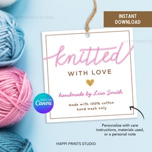 Op de afbeelding: Een wit vierkant label met het woord "knitted" in roze script, "WITH LOVE" en "handmade by Lisa Smith". Op het label staat ook "made with 100% cotton" en "hand wash only". Een gouden glitterhart staat in het midden. Het label hangt aan een bruin touwtje.