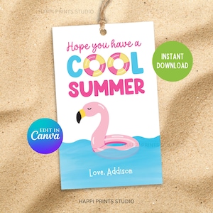 Może przedstawiać: Biała etykieta z letnim motywem. Etykieta zawiera tekst "Hope you have a COOL SUMMER" z pływakiem w kształcie flaminga w wodzie. Etykieta zawiera również tekst "Love, Addison" i "Instant Download".